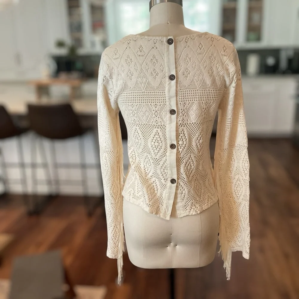 Gimmicks BKE Ivory Crochet Long Sleeve with Fringe Size Small EUC